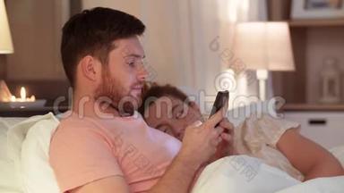 男人在女朋友睡觉的时候用智能手机